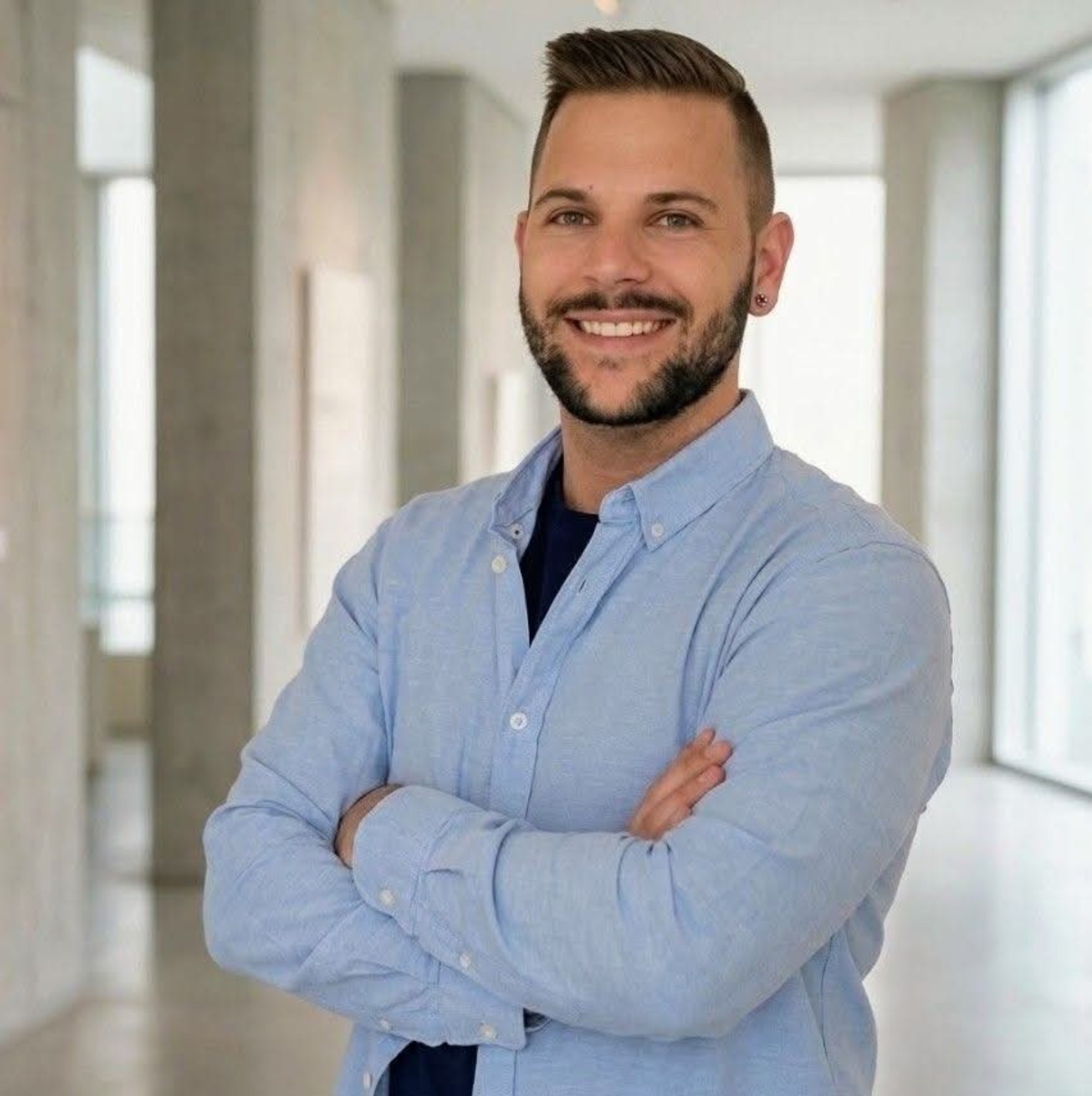 Patrik Impric im hellblauen Hemd